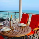 The Sands Sea Front דירה *