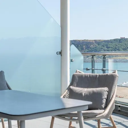 The Sands Sea Front 스카버러